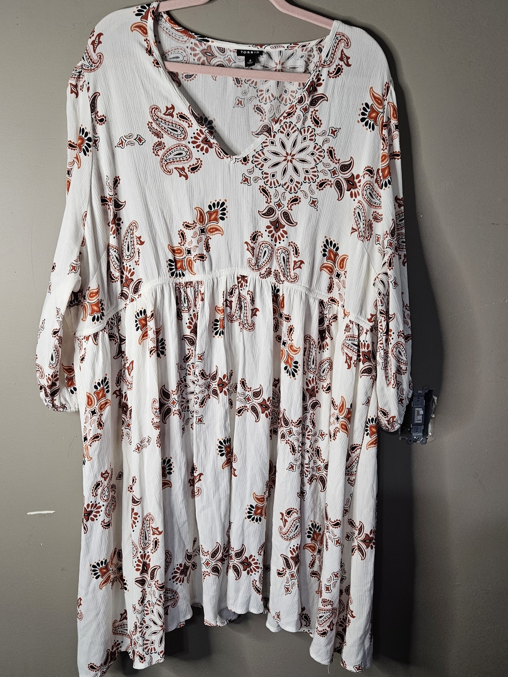 Torrid 3 White Paisley V-Neck Babydoll Dress Ptp 27" Length 39"